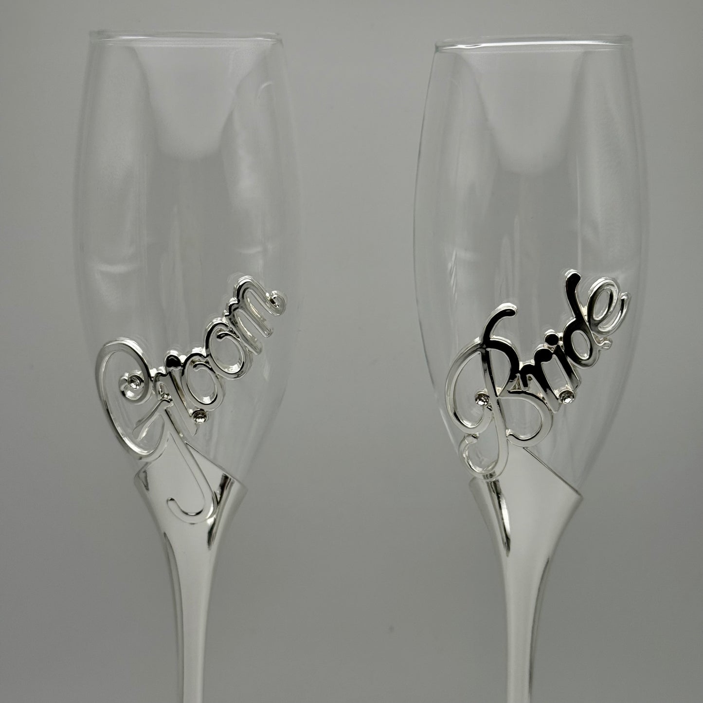 Bride and Groom Champagne Flutes Canada – Personalized Wedding Glasses Engraved Toronto, Mississauga, Vancouver, Montreal