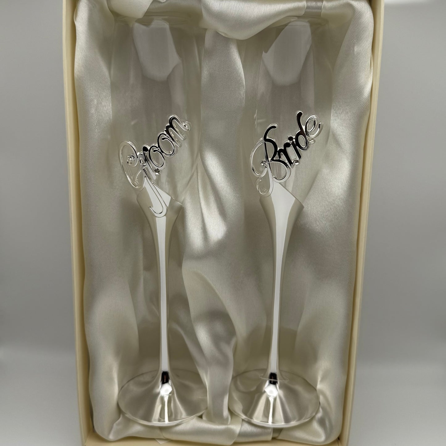 Bride and Groom Champagne Flutes Canada – Personalized Wedding Glasses Engraved Toronto, Mississauga, Vancouver, Montreal